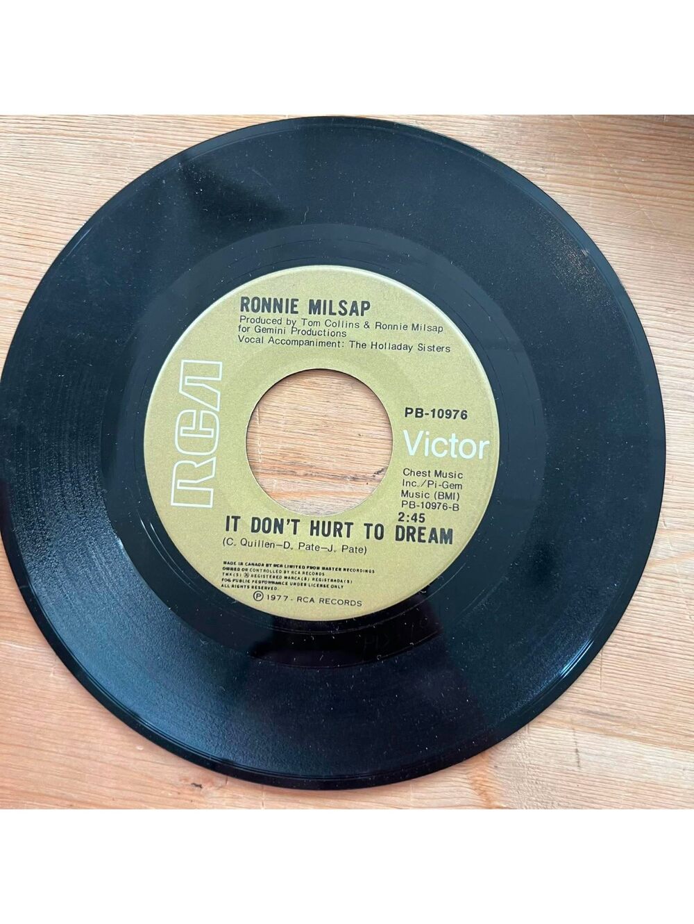 Ronnie Milsap - It don't Hurt to Dream/It was almost like a Song 45rpm VG+ R08